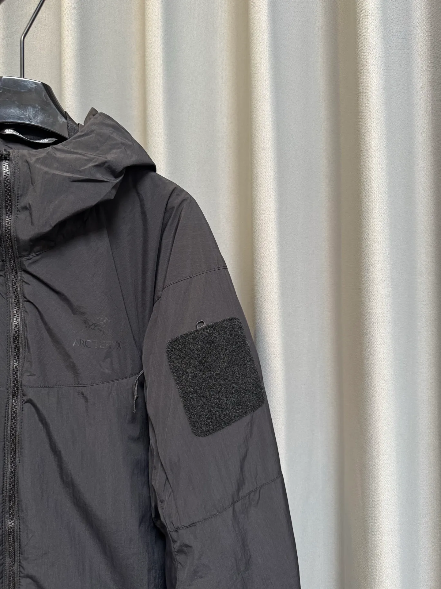 【Premium 】 Arc·teryx 26fw ! N WINDSTOPPER 2L ， Coreloft 100 ， 。 Cold Series ， ， ， ！ ， 。 windstopper ,n Gossamera Fusion WS。 ， ： 1： WINDSTOPPER ， ， ， ， 。 Coreloft ， 。 。 2： 。 3： ， ， 。 4： ， ， 。 ， ， ： / Gray/ Size：s/m/l/xl/xxl